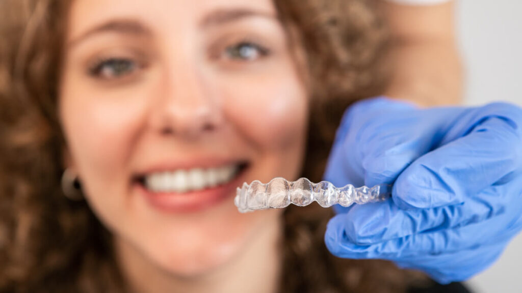 Invisalign o brackets: ¿cuál elegir? Diferencias y ventajas